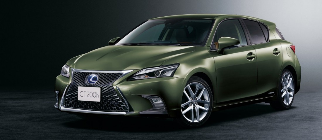 Már a legkisebb Lexus sem gázol el tolatás közben