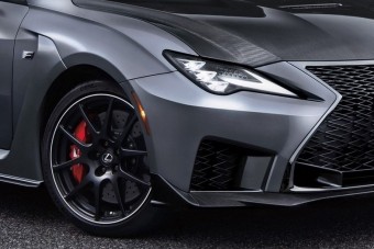 Szénszálas fékeket kap a legsportosabb Lexus