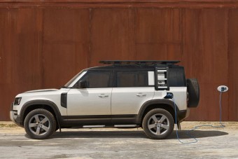 Itt a konnektoros hibrid Land Rover Defender