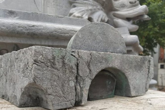 Szökőkútba rejtették a polgármester szívét