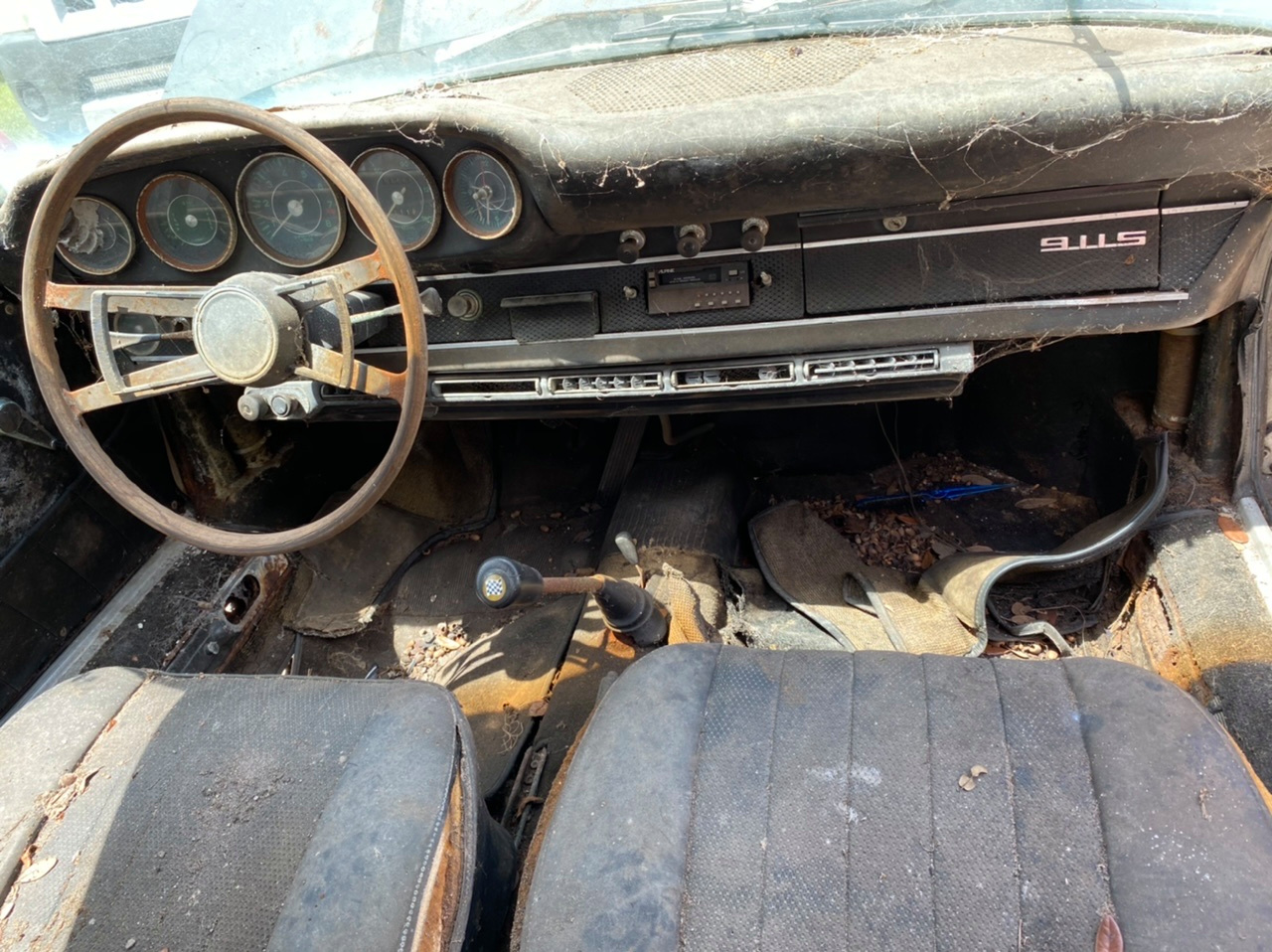 Ezt a kertben szétrohadt Porsche 911-est nem vasárban adták el 2