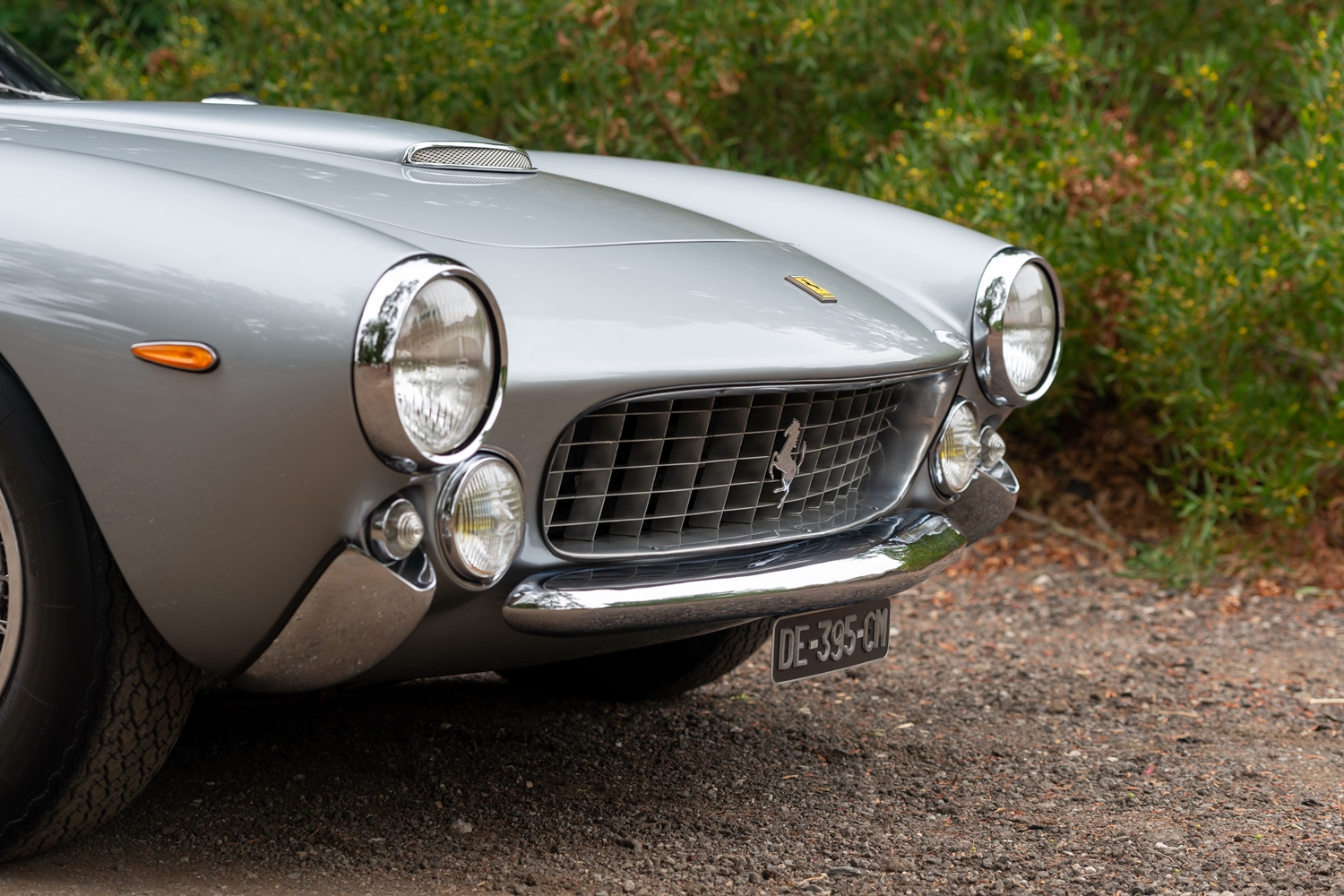 Az egyik utolsó 250-es Ferrari ez az ezüst Lusso 8