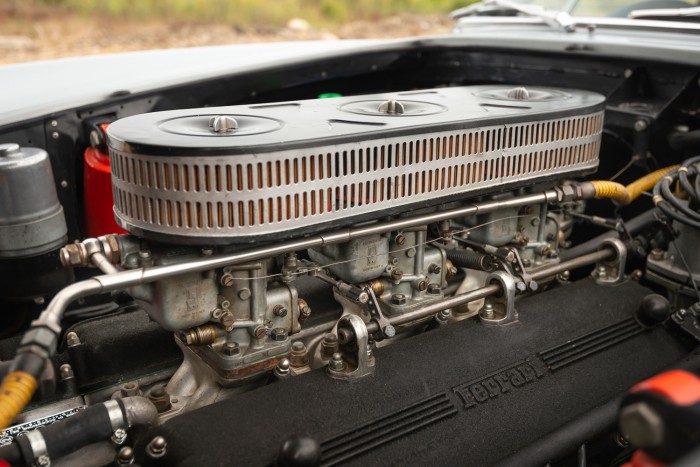 Az egyik utolsó 250-es Ferrari ez az ezüst Lusso 6 | Vezess Az egyik utolsó 250-es Ferrari ez az ezüst Lusso 6