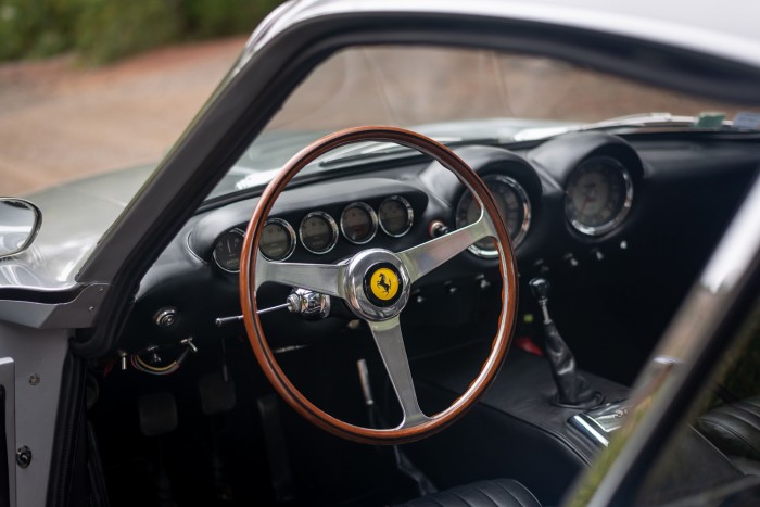 Az egyik utolsó 250-es Ferrari ez az ezüst Lusso 7 | Vezess Az egyik utolsó 250-es Ferrari ez az ezüst Lusso 7