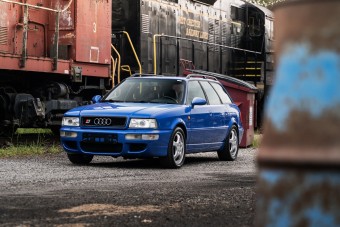 Kombi Audiba csomagolt Porsche a családnak