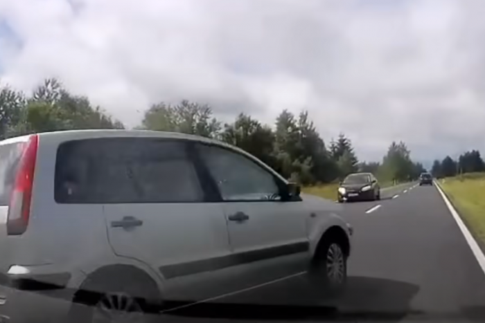 Ha ez az autós nem fékez, másik kettő kerül életveszélybe