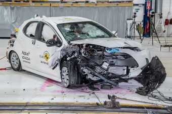 Úgy törték össze a kisautót, mint még soha semmit