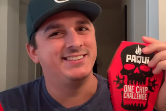 Pokoli kínokat él át aki ezt az extra csípős chipset megkóstolja