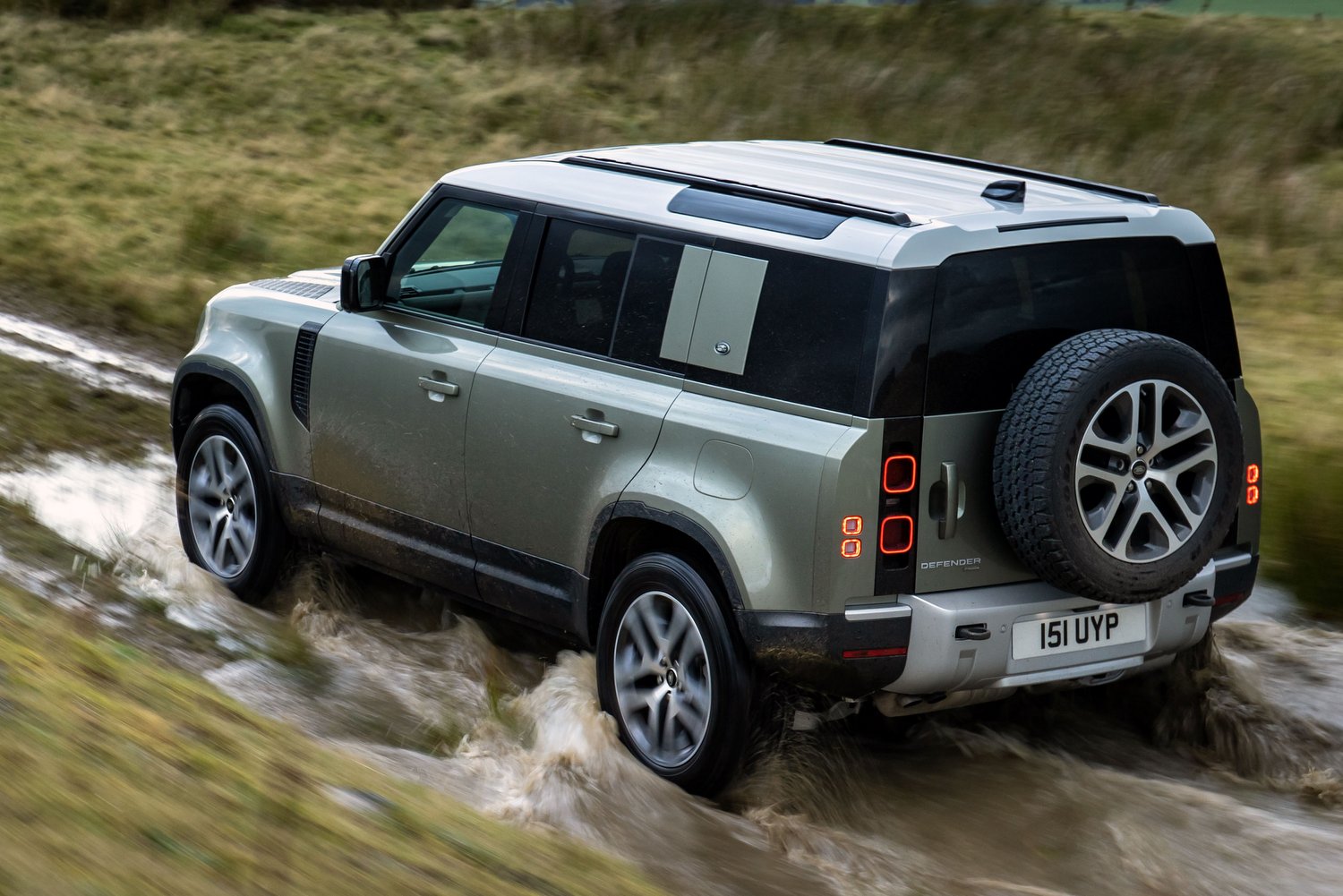 Itt a konnektoros hibrid Land Rover Defender 7
