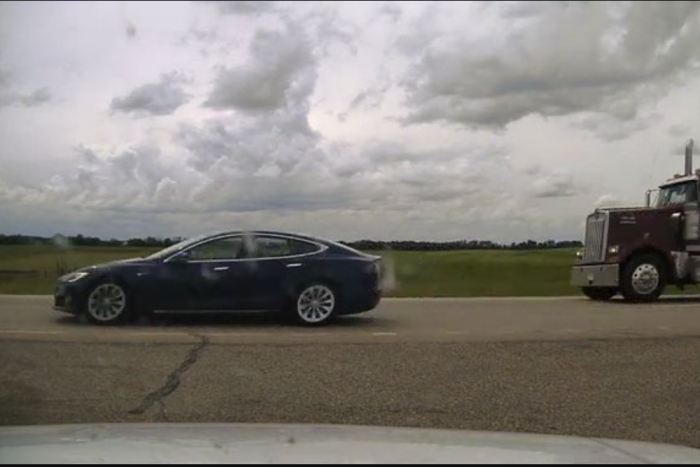 140 km/óránál aludt a Tesla sofőrje, a rendőrök büntették érte