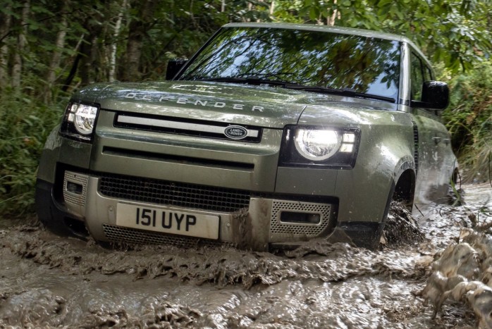 Itt a konnektoros hibrid Land Rover Defender 6 | Vezess Itt a konnektoros hibrid Land Rover Defender 6