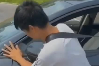 Érdekes trükk autótoláshoz, ha egyedül vagy