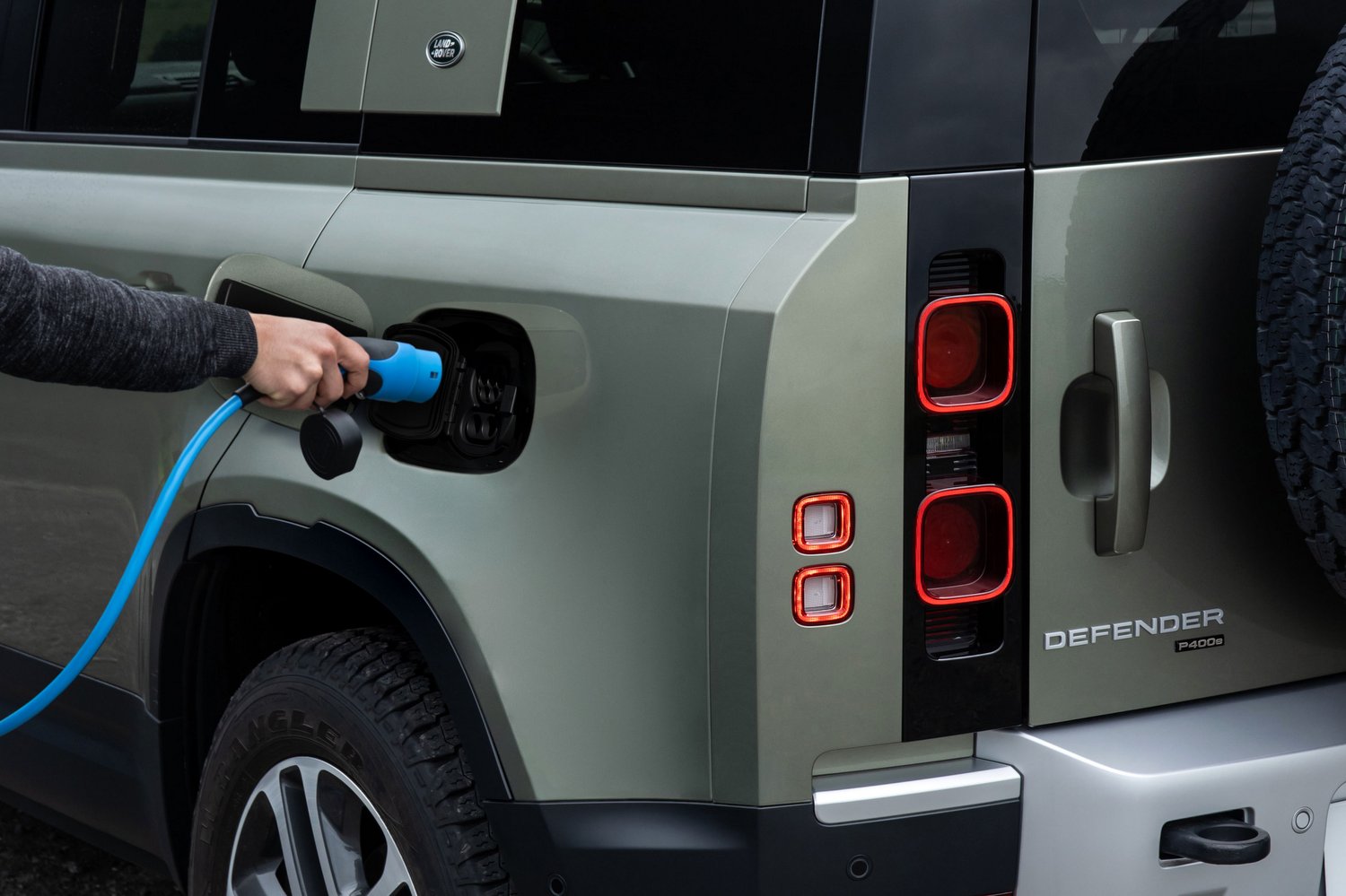 Itt a konnektoros hibrid Land Rover Defender 1