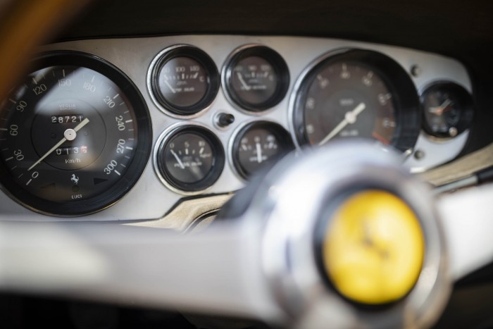 A Ferrari Daytona, aminek levágták a tetejét 8 | Vezess A Ferrari Daytona, aminek levágták a tetejét 8