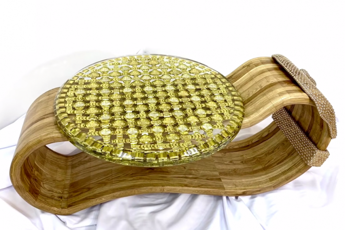 68 aranyóra ketyeg ebben a dohányzóasztalban