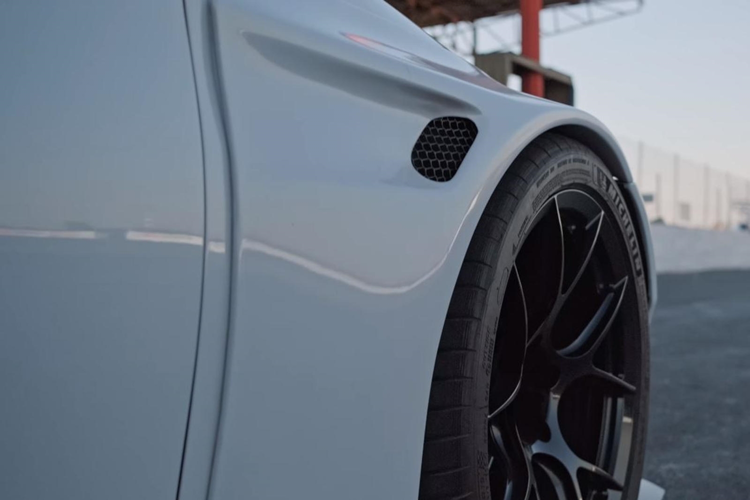 Igazi őrület olasz V8-ast pakolni egy M3-as BMW-be 7 Igazi őrület olasz V8-ast pakolni egy M3-as BMW-be 7