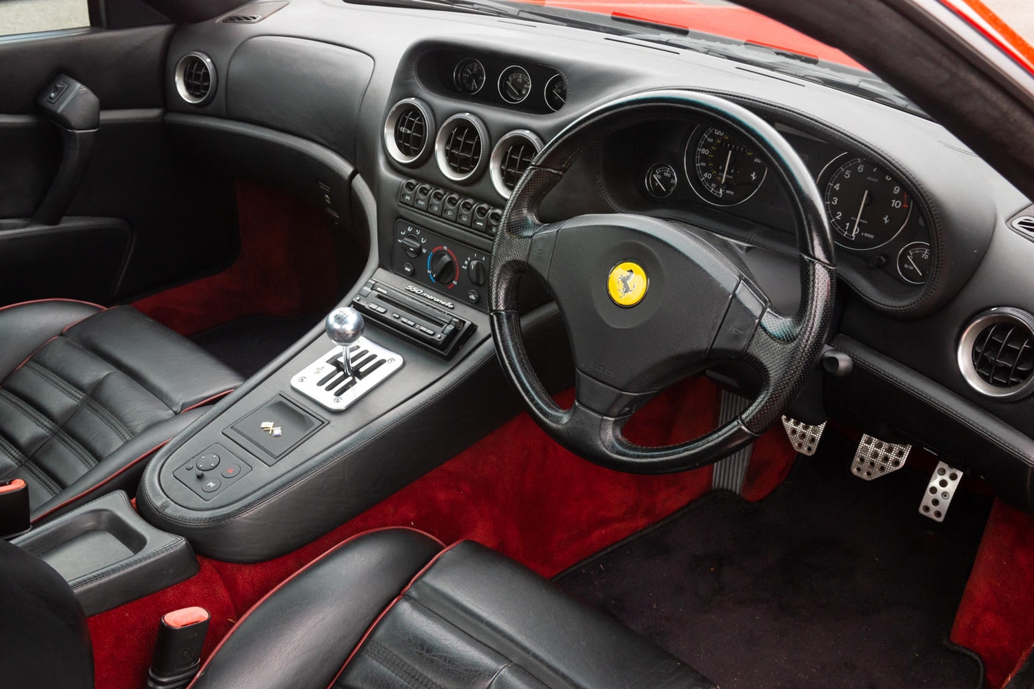 Kéne Richard Hammond piros Ferrarija? 1