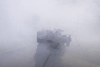 Ez történik, ha benzin helyett puskaport teszünk a motorba