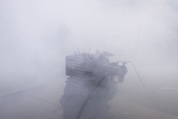 Ez történik, ha benzin helyett puskaport teszünk a motorba