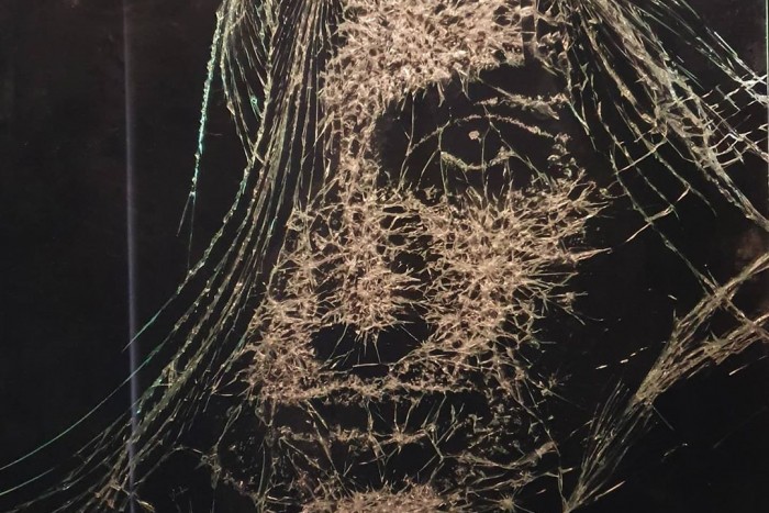 Kalapáccsal rajzol csodás portrékat ez a művész