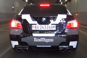Ezek a videók bizonyítják, hogy a V10-es BMW hangja a mai napig páratlan
