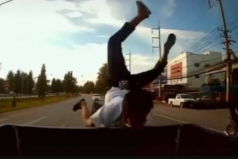 Szaltóval repült platóra a figyelmetlen motoros utasa