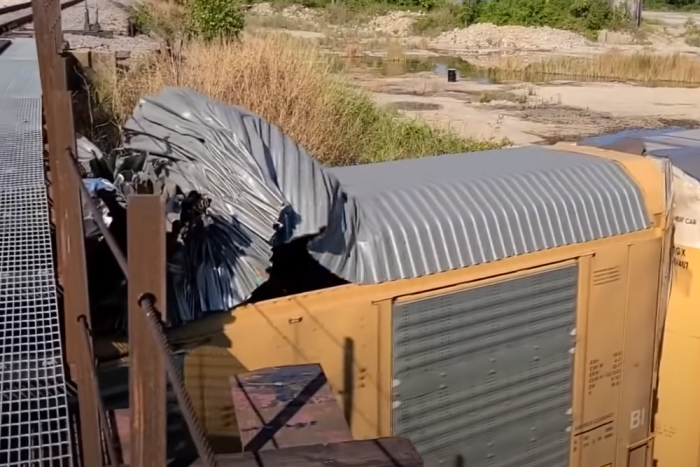 Híd gyalulta le egy autószállító vonatszerelvény tetejét