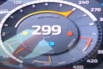 Nézed, és nem hiszed el hogy megy ez a Koenigsegg 200 km/óra felett