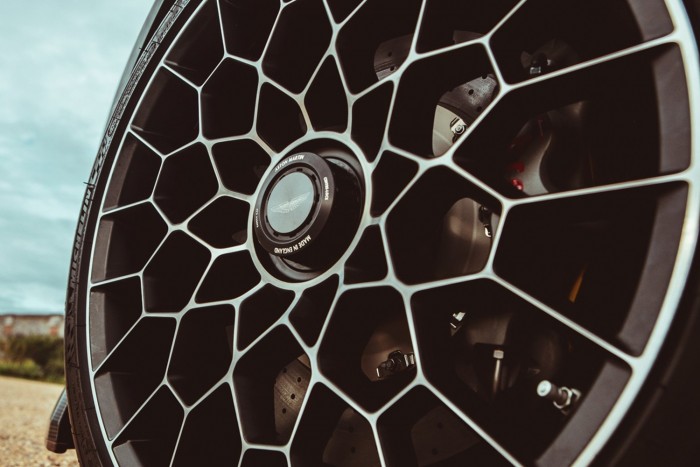 Mesés a legerősebb kéziváltós Aston Martin 6