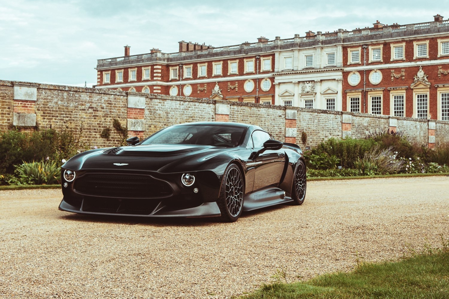 Mesés a legerősebb kéziváltós Aston Martin 9