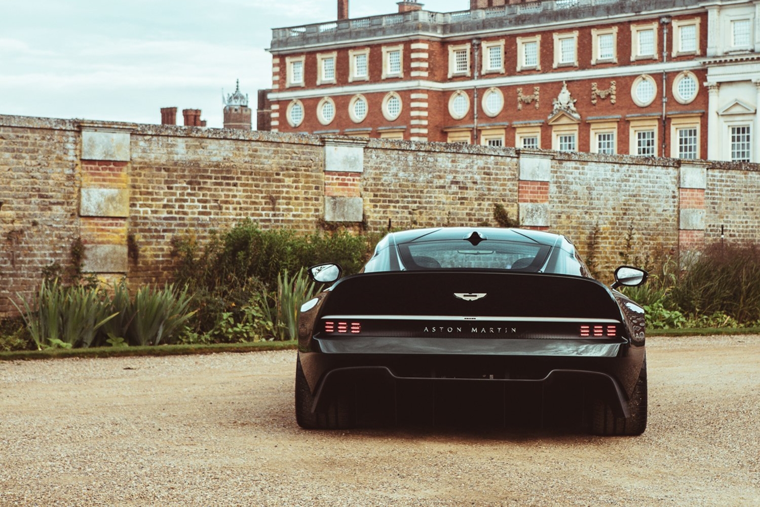 Mesés a legerősebb kéziváltós Aston Martin 6