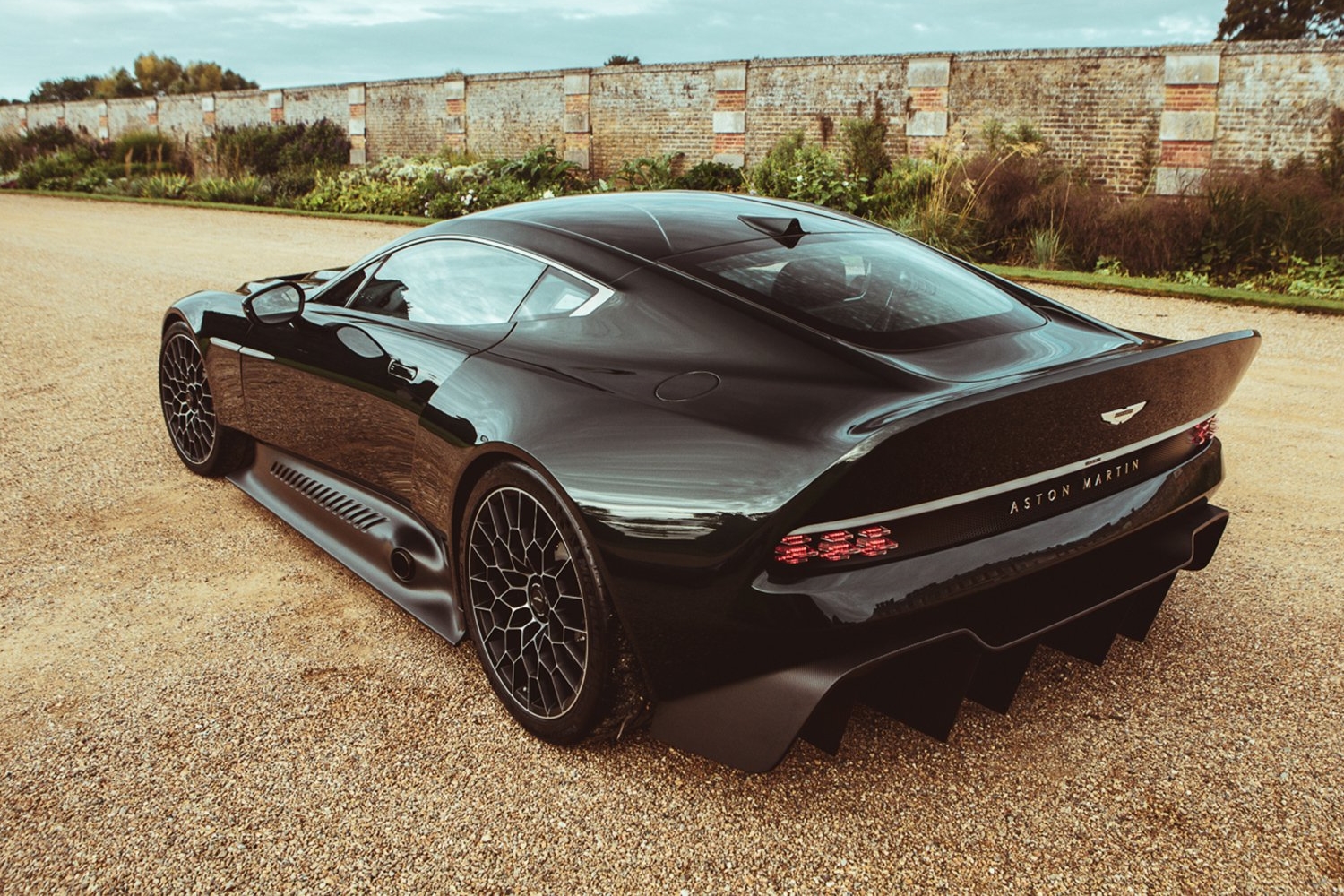 Mesés a legerősebb kéziváltós Aston Martin 4