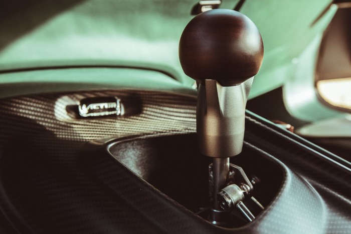 Mesés a legerősebb kéziváltós Aston Martin 8