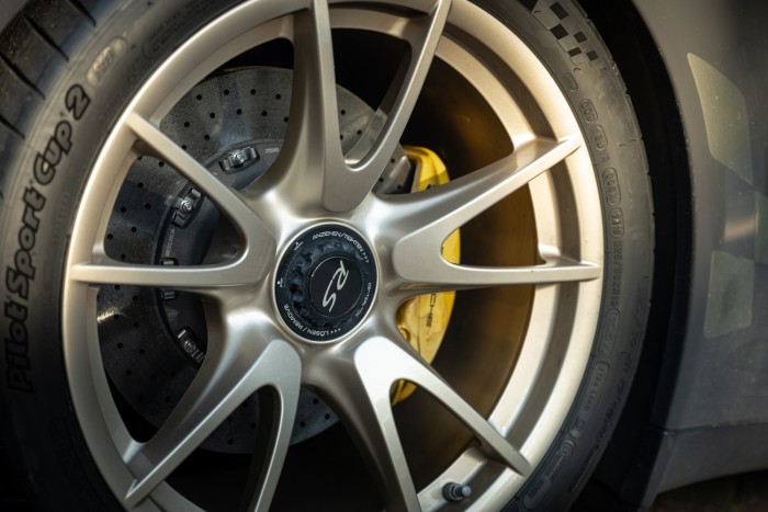 Szürke Porsche, egyenesen az újságok címlapjáról 7 | Vezess Szürke Porsche, egyenesen az újságok címlapjáról 7