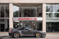 Szürke Porsche, egyenesen az újságok címlapjáról 18