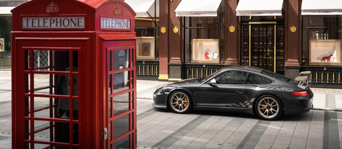 Szürke Porsche, egyenesen az újságok címlapjáról