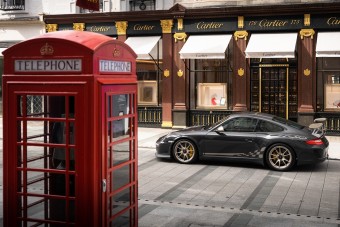 Szürke Porsche, egyenesen az újságok címlapjáról