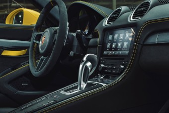 Közkívánatra már automata 718 Cayman GT4 is van