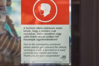 Maszk miatt őrjöngő utast vettek videóra egy pesti trolin