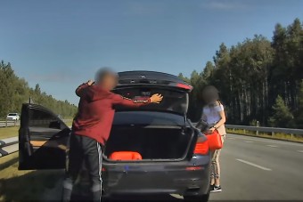 Autópályán álltak meg kannából tankolni a BMW-t, aztán jött a rendőr