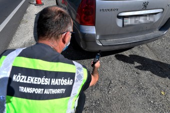 Füstölő autókra vadásznak a magyar utakon