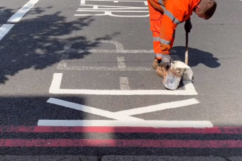Így készülnek a kézzel festett útburkolati jelek