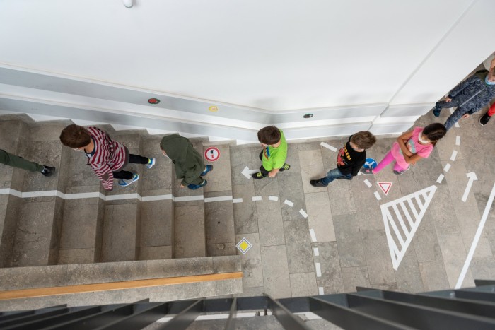 KRESZ-szabályokkal védekeznek egy kolozsvári iskolában