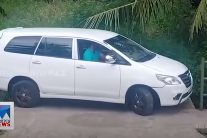 Lehetetlen helyre parkol minden nap egy indiai férfi