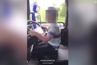 Most ez a felelőtlen kamionsofőr sokkolja a netet