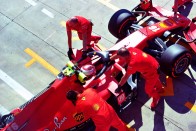 F1: Vettel a pálya széléről nézte az időmérőt 1