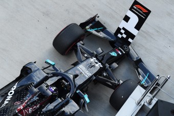 F1: Vasárnap történelmet írhat a Mercedes