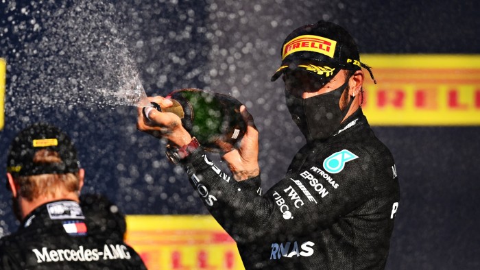 F1: Hamilton nyerte a Ferrari ünnepi káoszfutamát 2