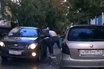 Egy nyitott ajtó miatt kezdett verekedni a dühös autós