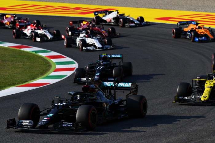 F1: Kicsinálták Hamiltonékat az újraindítások